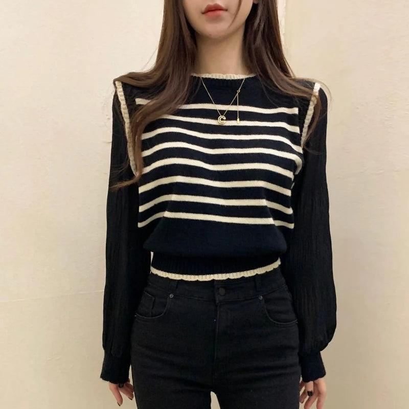 Malha Feminina com gola redonda e listras em preto e branco, perfeito para um estilo Casual - Universo Mix